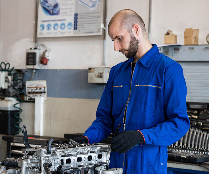 staff-10 Révision Auto de Qualité - Garage Tech Automobile à Villefranche
